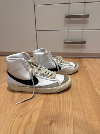 Nike Blazer Mid '77 - Blancas y Negras