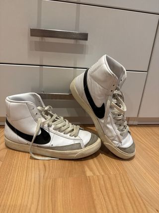 Nike Blazer Mid '77 - Blancas y Negras