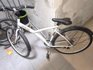 Bicicleta B'Twin blanca y la otra una Di terzo 