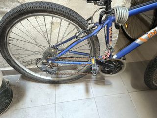 Bicicleta B'Twin blanca y la otra una Di terzo 