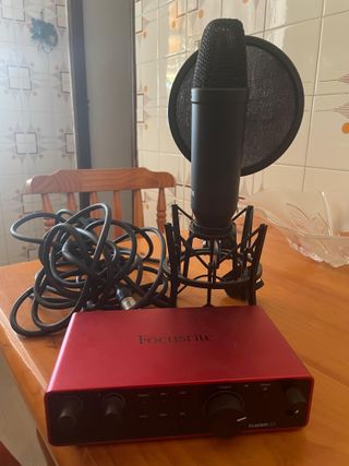 Focusrite Scarlett 2i2 + Micrófono Rode NT1