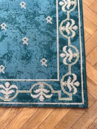 Alfombra pie de cama.