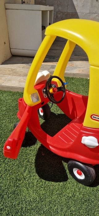 Coche Little Tikes rojo
