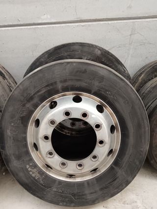2 Llantas camión usadas 315/70/22,5