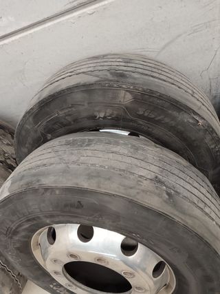 2 Llantas camión usadas 315/70/22,5