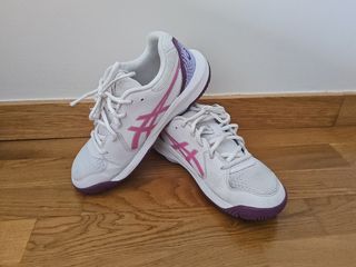 Zapatillas Asics blancas y rosas usadas