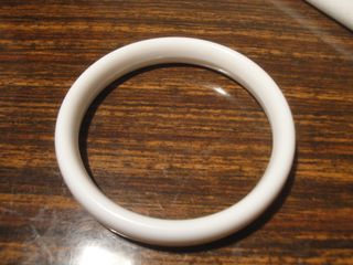Pulsera blanca de plástico duro