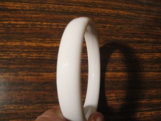 Pulsera blanca de plástico duro