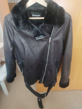 Chaqueta Stradivarius negra talla M