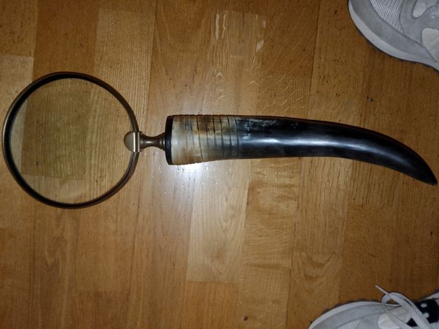 Lupa bronce y cuerno. MEJOR QUE NUEVA