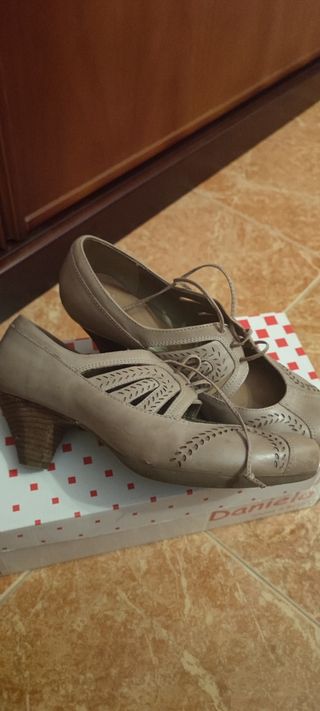 Zapatos beige tacón bajo