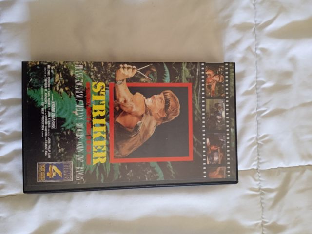 VHS Película STRIKER - Acción Aventura