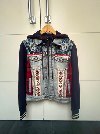 Chaqueta vaquera Desigual con capucha