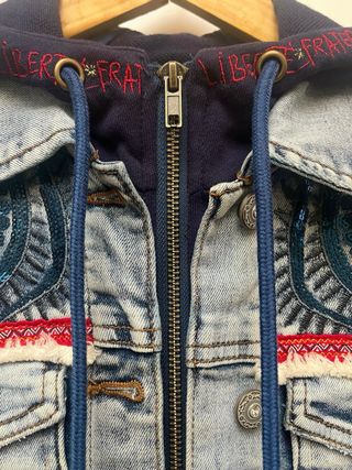 Chaqueta vaquera Desigual con capucha
