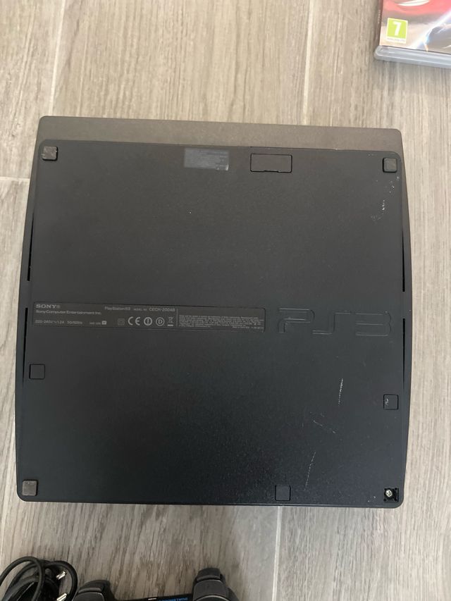 PS3 Slim negra + juegos y accesorios
