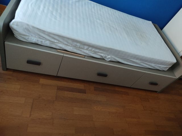 Cama individual con cajones