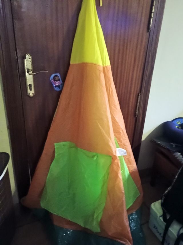 Parte externa de tipi india. Caseta de juegos.