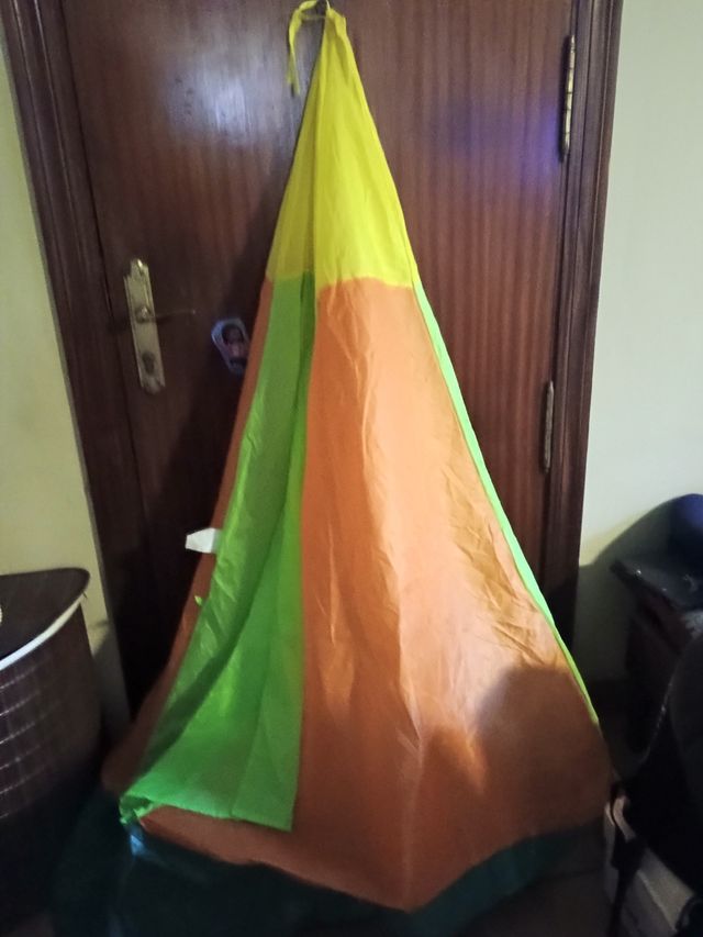 Parte externa de tipi india. Caseta de juegos.