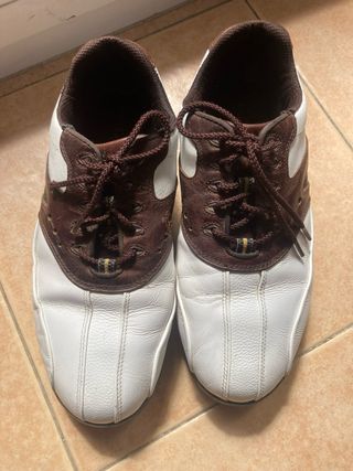 Zapatos golf marrones y blancos