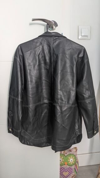 Chaqueta negra imitación cuero