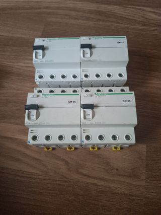 4 interruptores Schneider Electric 40A