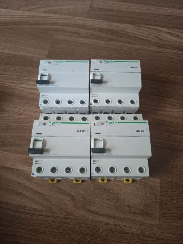 4 interruptores Schneider Electric 40A