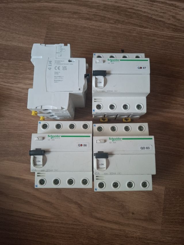 4 interruptores Schneider Electric 40A