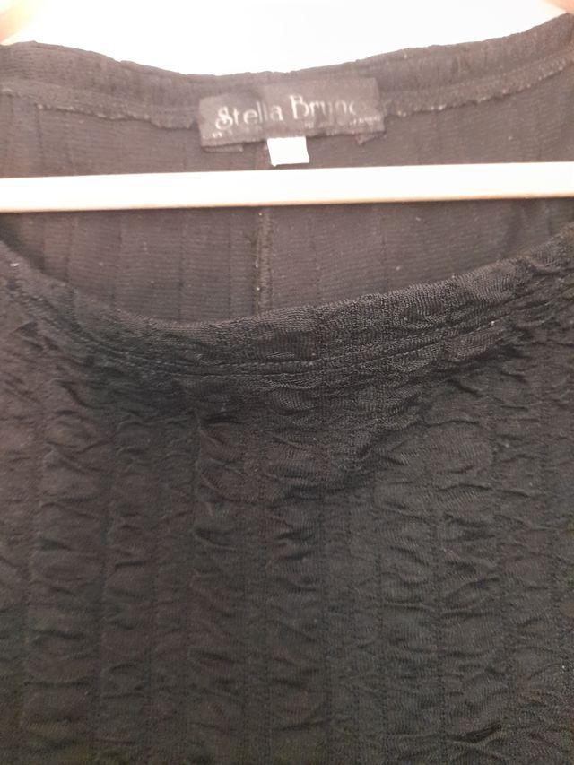 Top negro hombros descubiertos