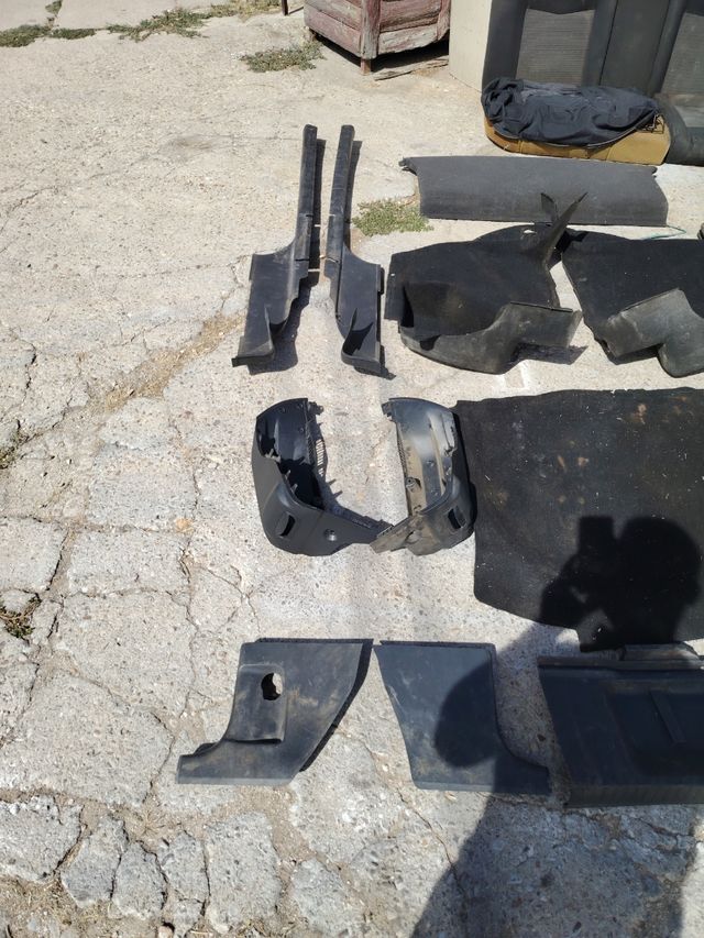 Asientos, bandeja maletero, molduras, todo.