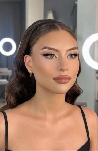 MAQUILLADORA Y PELUQUERA PROFESIONALES 