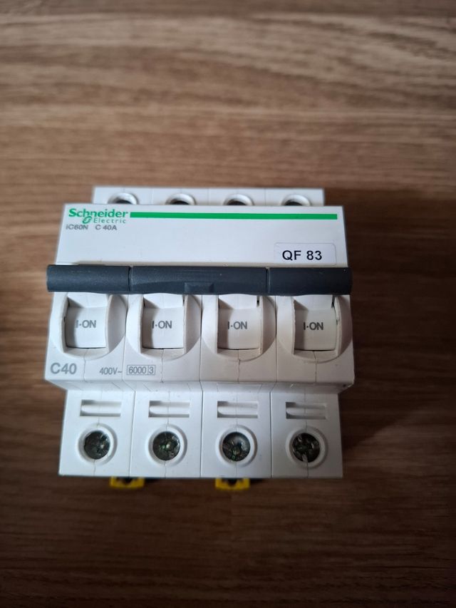 Interruptor Schneider IC60N C40A 4 polos