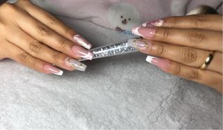Se realiza servicio de uñas 