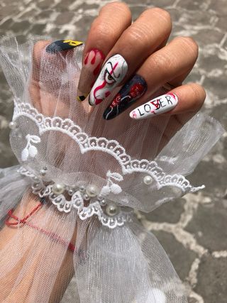Se realiza servicio de uñas 