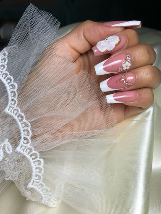 Se realiza servicio de uñas 