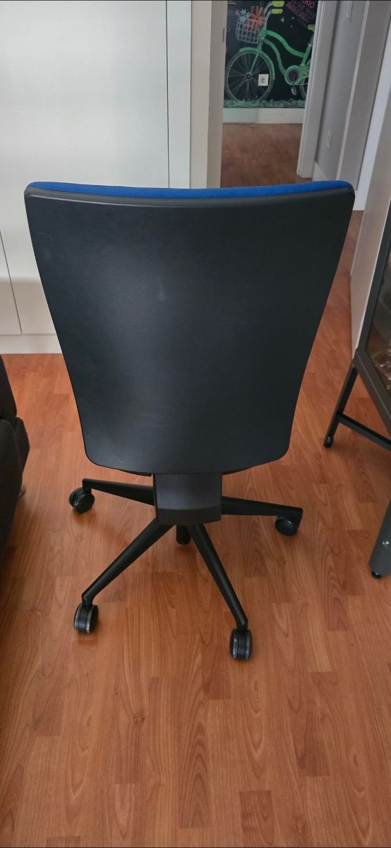 Silla oficina azul ergonómica