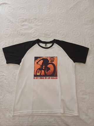 Camiseta técnica con decoración de ciclismo.