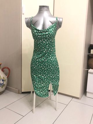 Vestito verde floreale con spacco 