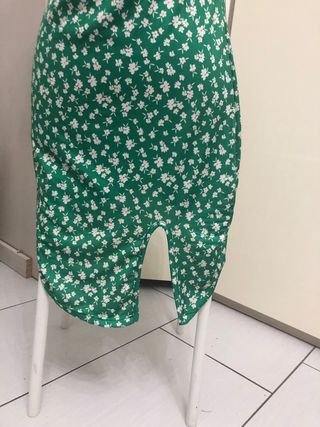 Vestito verde floreale con spacco 