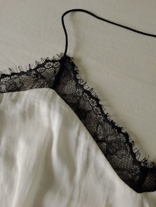Blusa blanca c/encaje negro