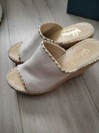 Sandalias cuña Vicoreta blancas
