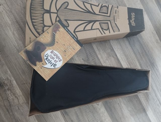 Ukelele Stagg Tiki nuevo