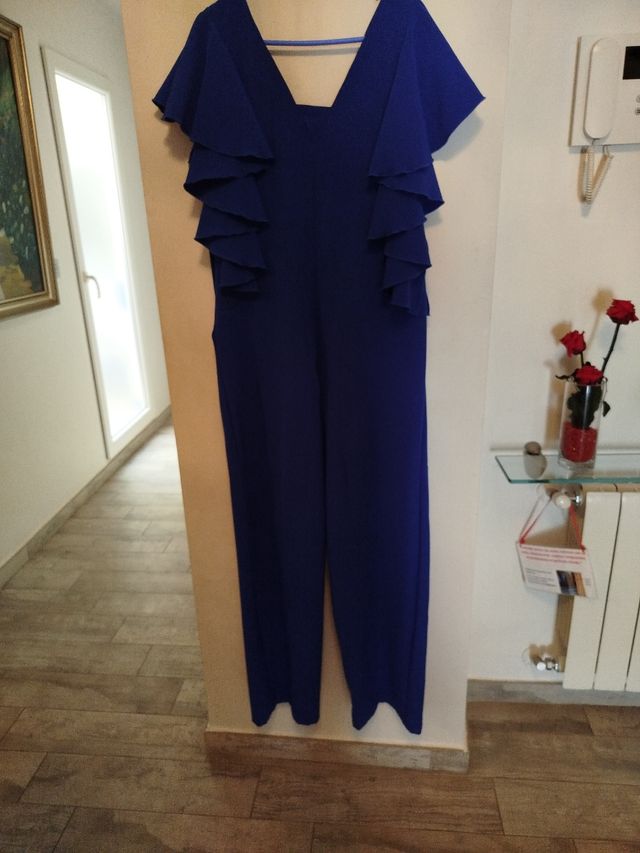 Mono azul eléctrico, escote pico y camales generos