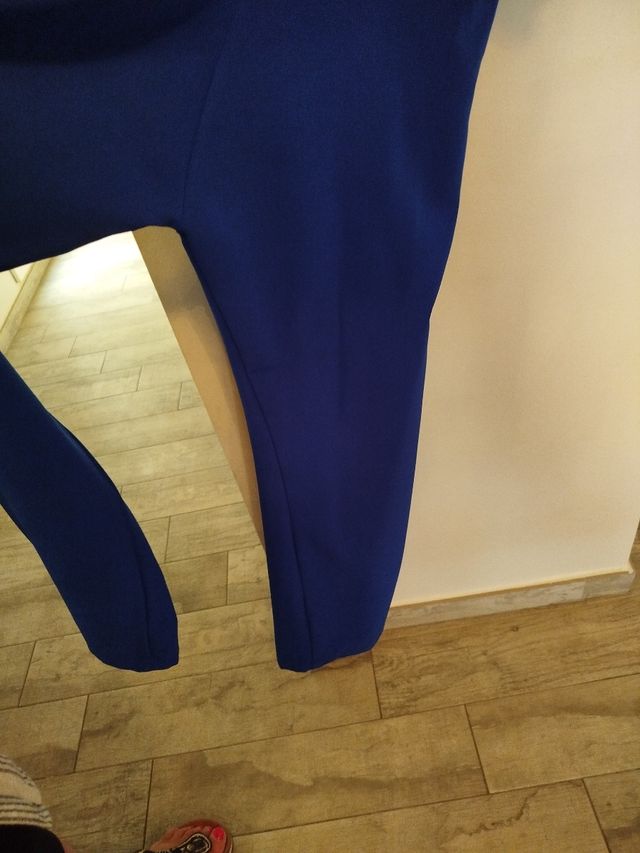 Mono azul eléctrico, escote pico y camales generos