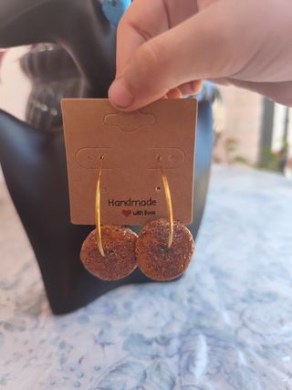 Pendientes aro dorados con detalle marrón