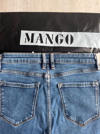 MANGO: jeans T38 pitillo brillante y top calado TM