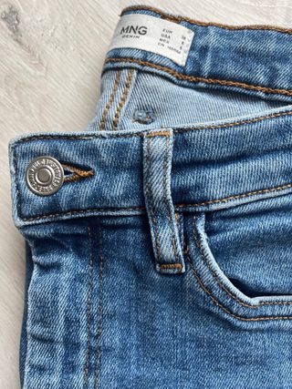 MANGO: jeans T38 pitillo brillante y top calado TM