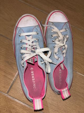 Converse azules y rosas