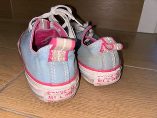 Converse azules y rosas