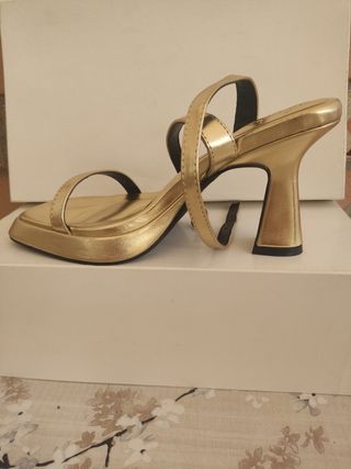 Zapatos dorados tacón alto 
