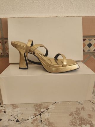 Zapatos dorados tacón alto 